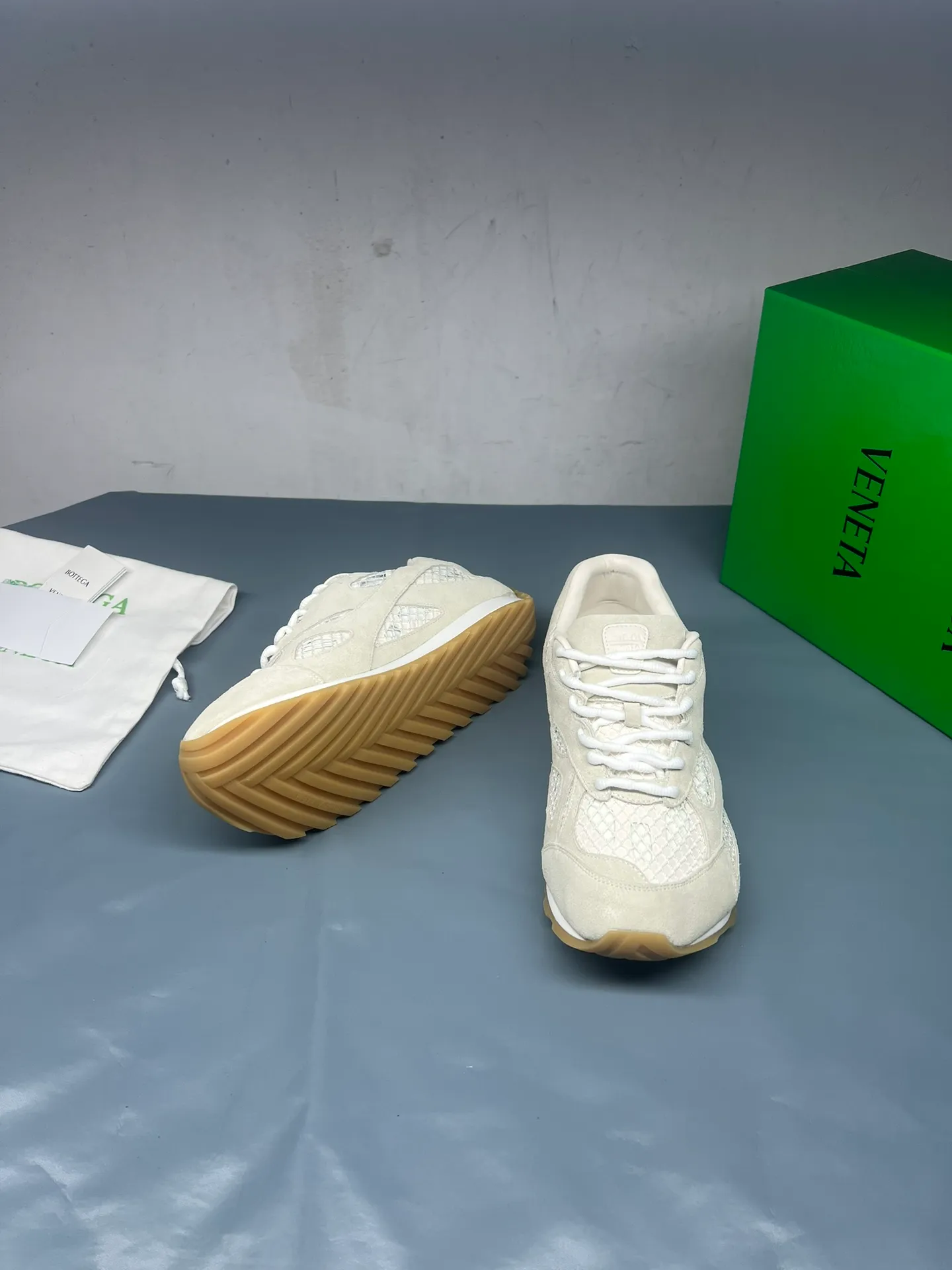 👟👟Ex-factory price 600👟👟 Men's size +10 Real photos 🔥🔥BV Orbit sneakers Wang Yibo's same style couple's dad shoes Runner sneakers, made of lightweight technical mesh fabric. Matched with geometric pattern designed rubber outsole, Wang Zha series high version. Look for the package technology. It is actually a lot taller, but the legs are still slim. Very nice, playable and durable. Matched to the standard💯 Package shoe technology. Look for the high version. The outsole is made of color-blocked TPU outsole. Women's model 35 36 37 38 39 40 41 42 (40 41 42 43 44 45 customized) (Customer logo can be accepted without refund or exchange at a favorable price) Equipped with original packaging